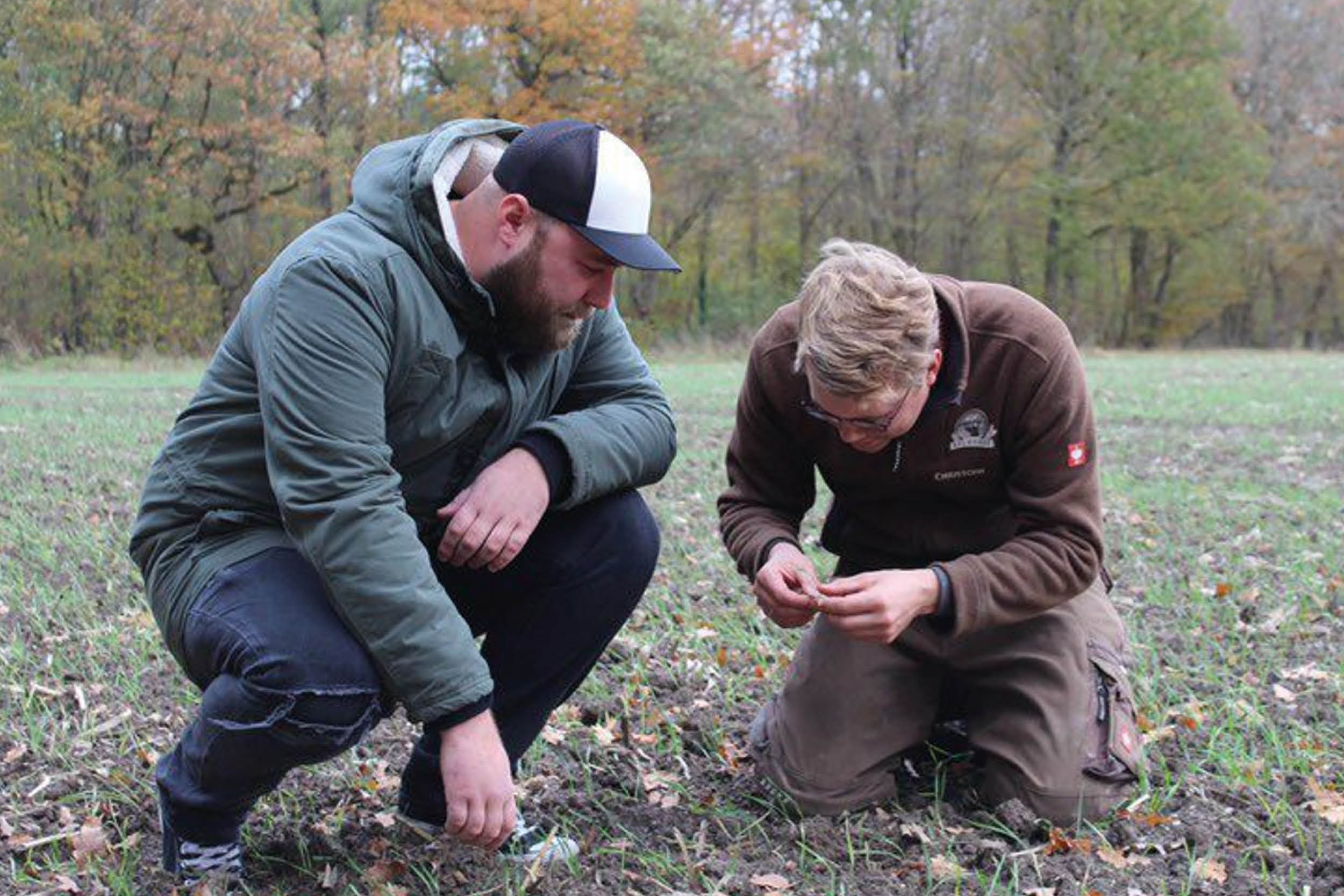 Tim Röwekamp und Christoph Selhorst begutachten einen Acker